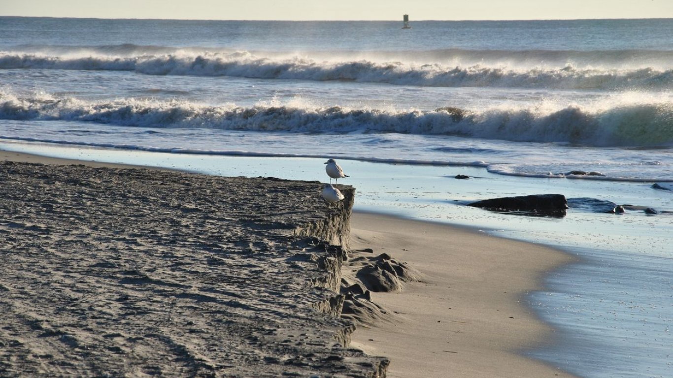Американец намери изгубения си на плаж в Ню Джърси пръстен след повече от половин век