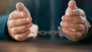 54 годишният мним полицай е задържан за срок от 72 часа На