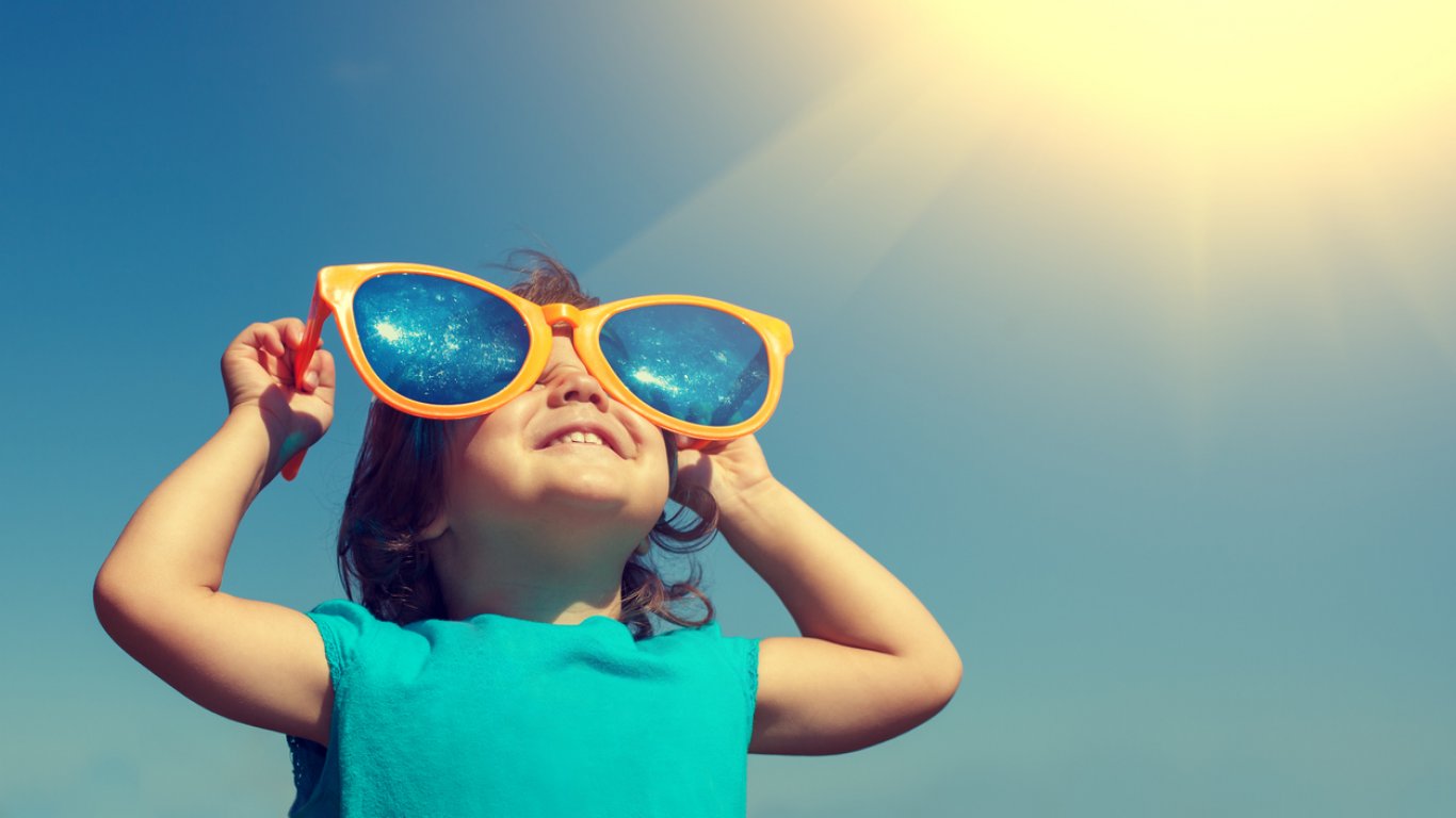 Слънчевите очила за детето – задължителни или препоръчителни през лятото? 