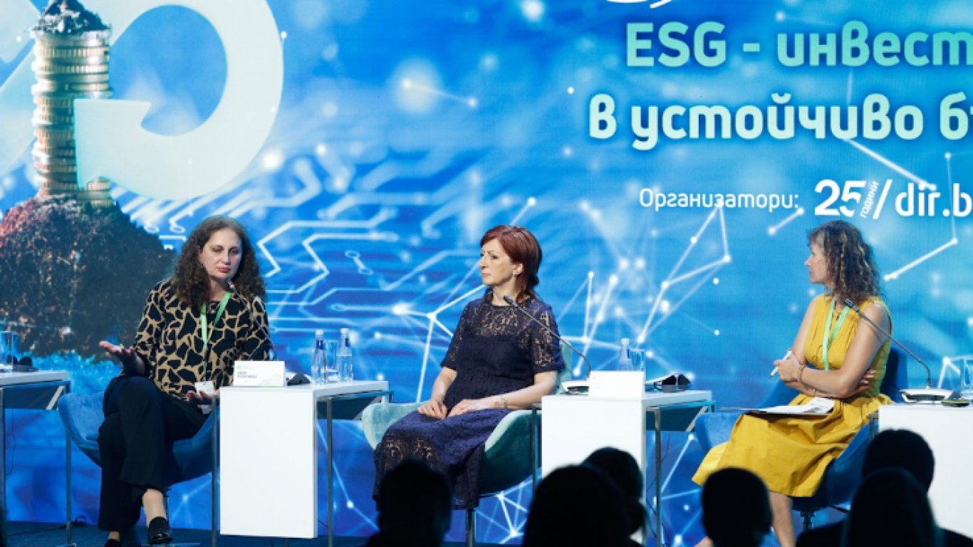 Галя Георгиева, директор "Устойчиво развитие" на Еврохолд (вляво) по време на дискусията в Зелената седмица' 2023