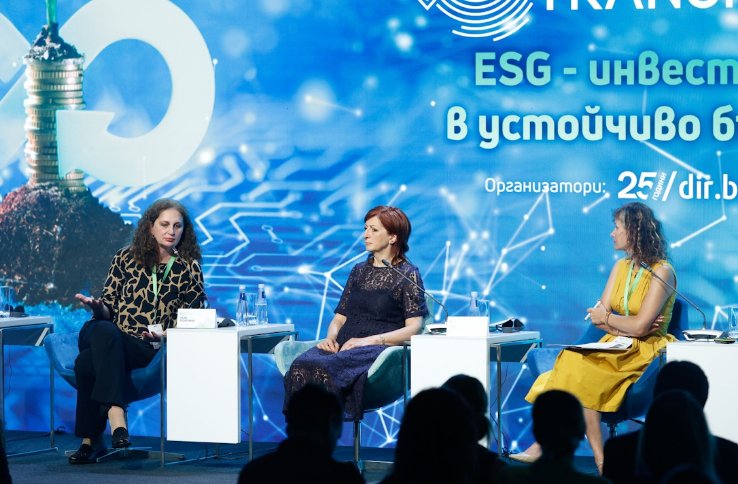 Галя Георгиева, директор "Устойчиво развитие" на Еврохолд (вляво) по време на дискусията в Зелената седмица' 2023