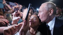 В Дагестан посрещнаха Путин като холивудска звезда - с писъци и селфита (видео)