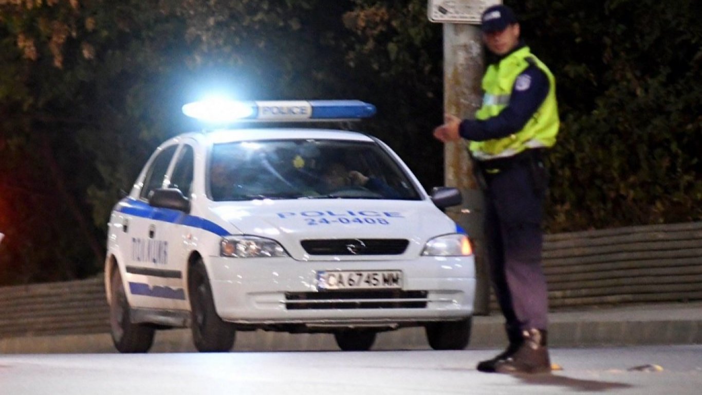 Плевенската полиция издирва 24-годишен мъж, пребил жена си с лопата и летва