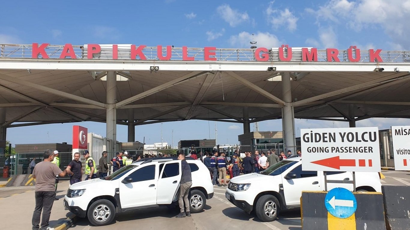 Мащабна операция с над 700 униформени спря 275 мигранти на границата ни с Турция