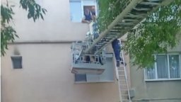 Спасиха възрастен мъж в Пловдив, увиснал на климатик от третия етаж