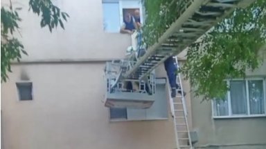 Спасиха възрастен мъж в Пловдив, увиснал на климатик от третия етаж