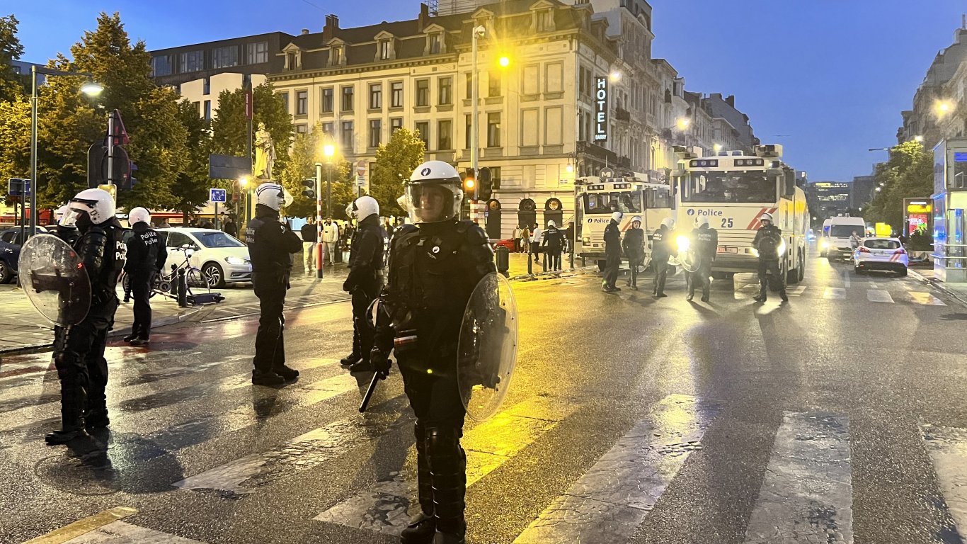 Спират градския транспорт в цяла Франция в отчаян опит да възстановят реда след размириците