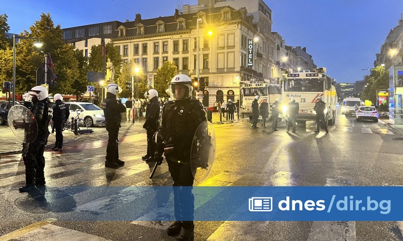 В съобщението се уточнява, че мъжът е скочил от сградата