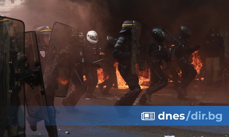 Арестувани са най-малко 420 души, от които 242 в района