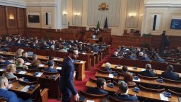 Парламентът обсъжда в петък предложението за референдум за запазване на българския лев