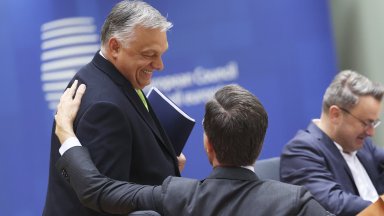 Орбан който говори в кулоарите на срещата на върха на