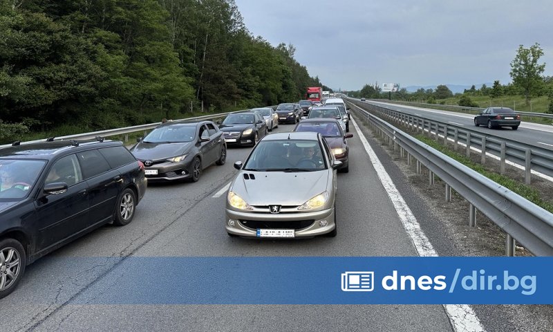 Гранична полиция, според данните от 18 часа, отчете интензивен трафик