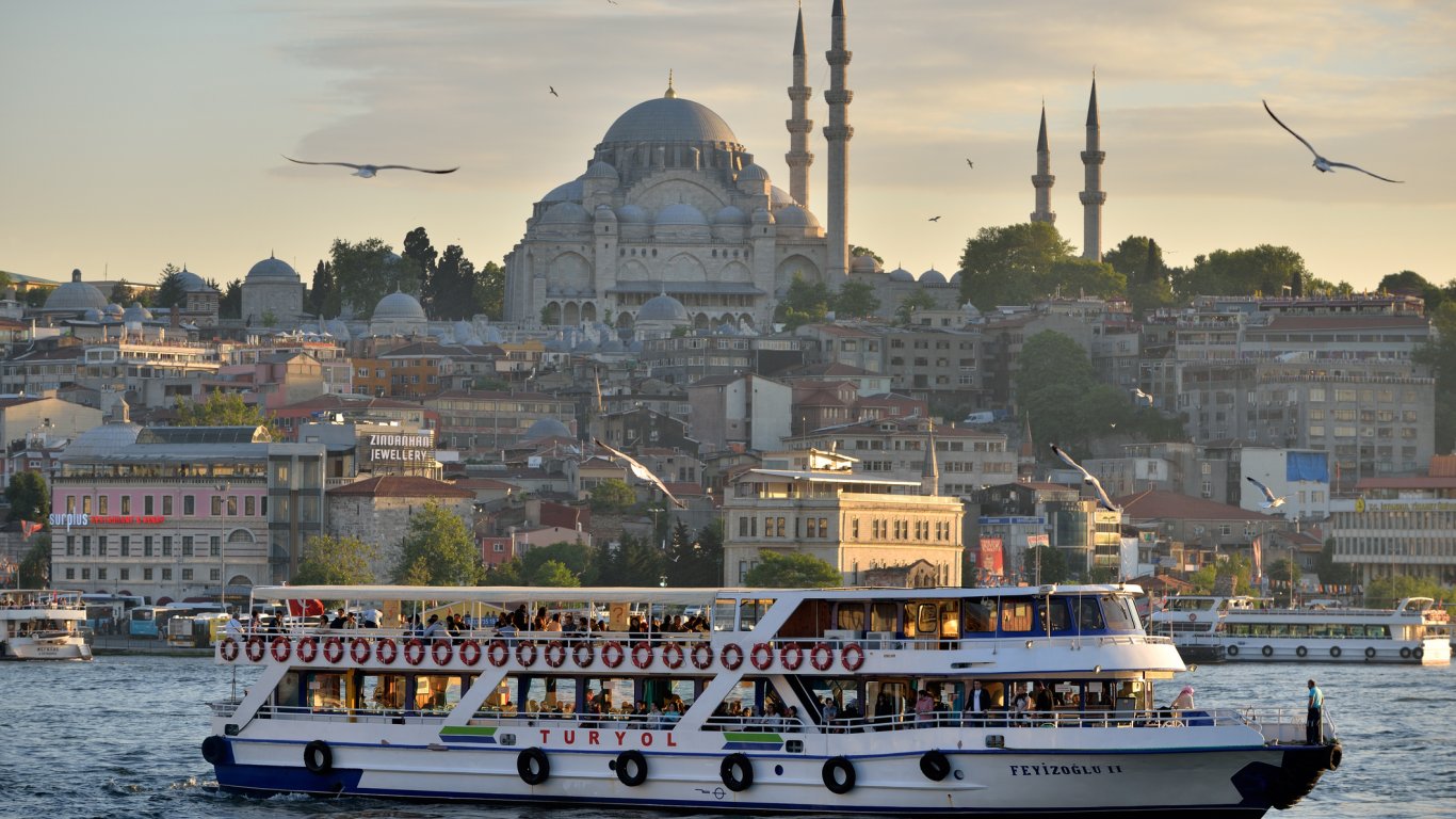 Гъста мъгла блокира движението през Босфора