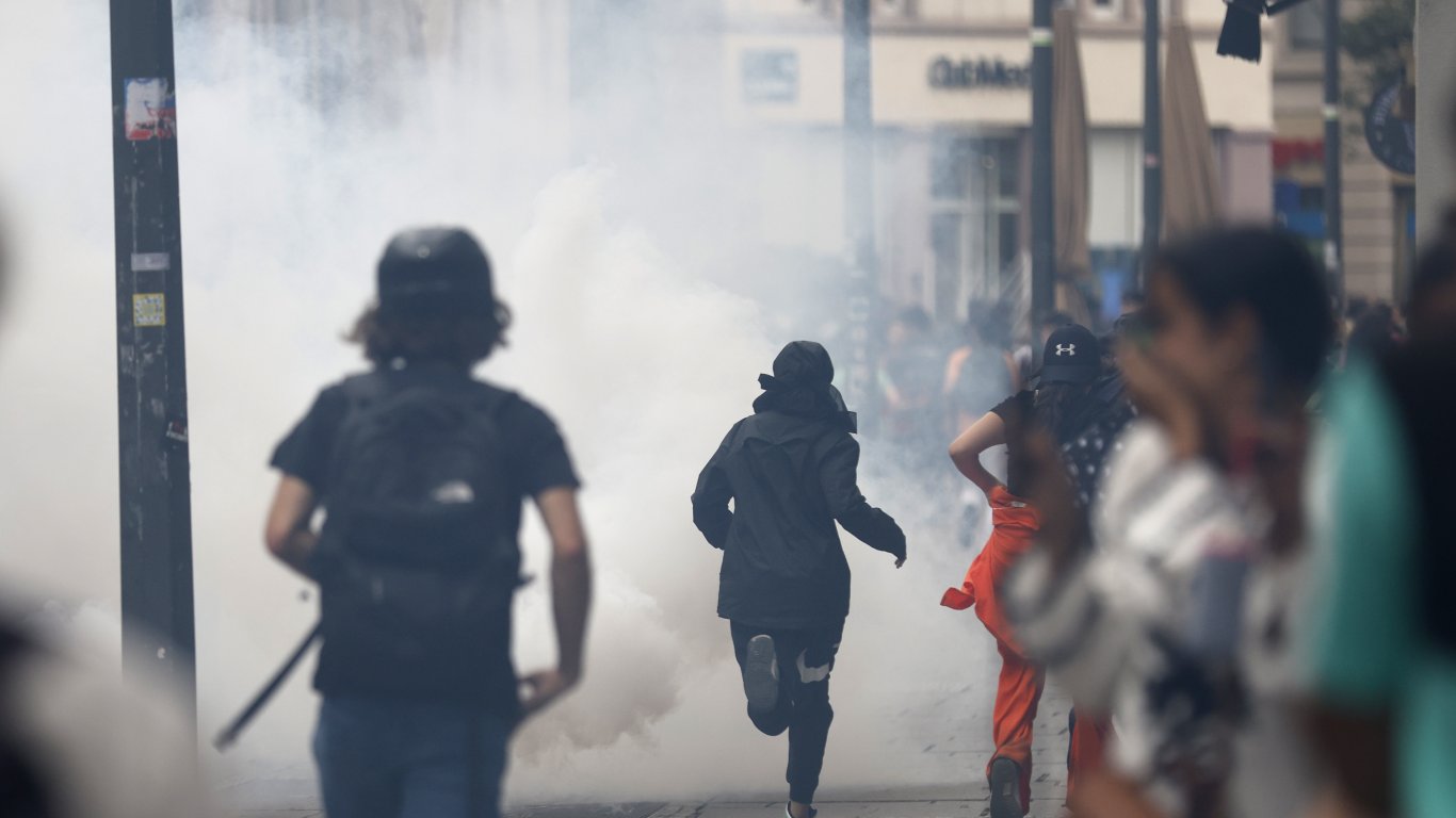 Взривове, стотици арестувани и ранени полицаи във Франция в нощта преди да изпратят Наел