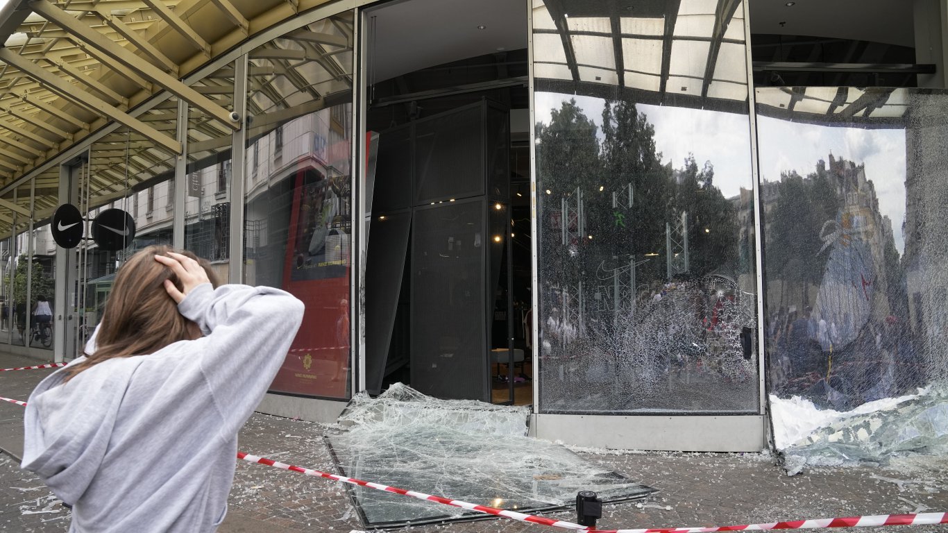 Стотици банкови офиси, пощенски клонове и магазини във Франция понесоха жесток удар 
