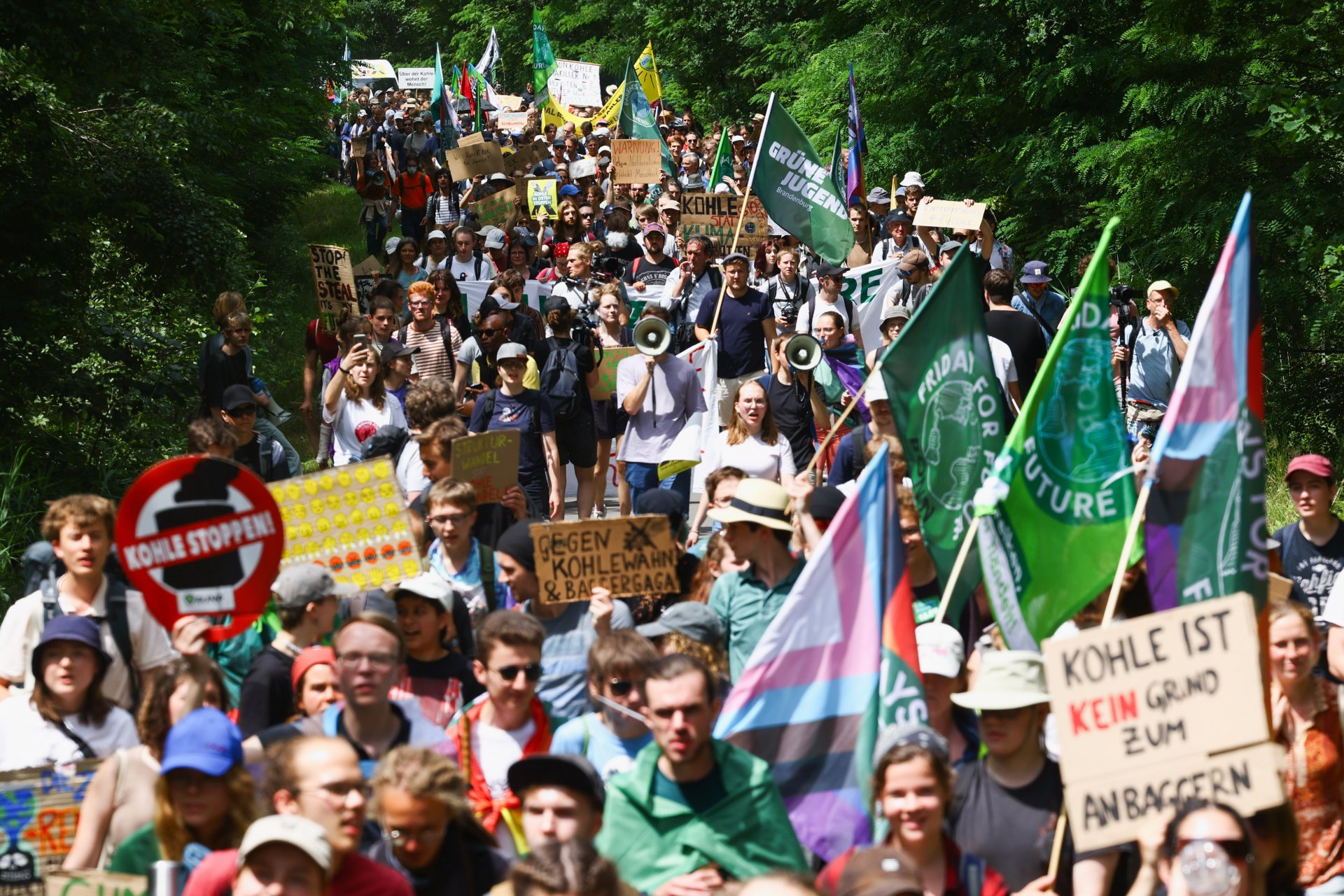 Климатичните активисти протестират в откритата въглищна мина Welzow Sued на 25 юни 2023 г. близо до Гросрашен, Германия. 