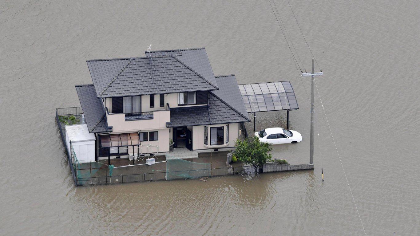 Евакуация на 2 милиона души в Япония заради наводнения 