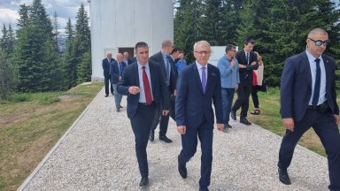 Като общи приоритети Николай Денков определи законите по Плана за