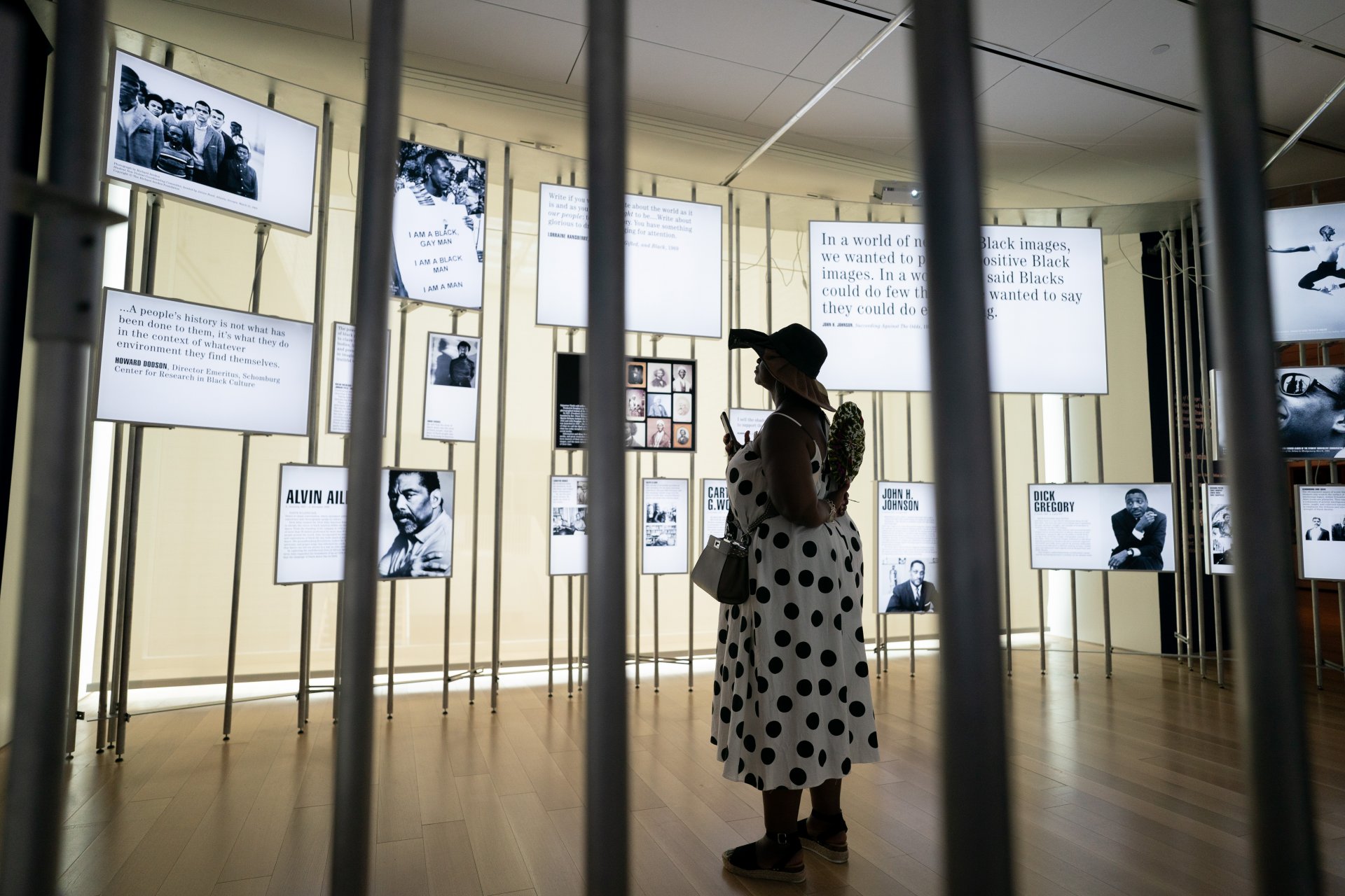 Жена разглежда изложба в Международния афроамерикански музей на 27 юни 2023 г. в Чарлстън, Южна Каролина. 