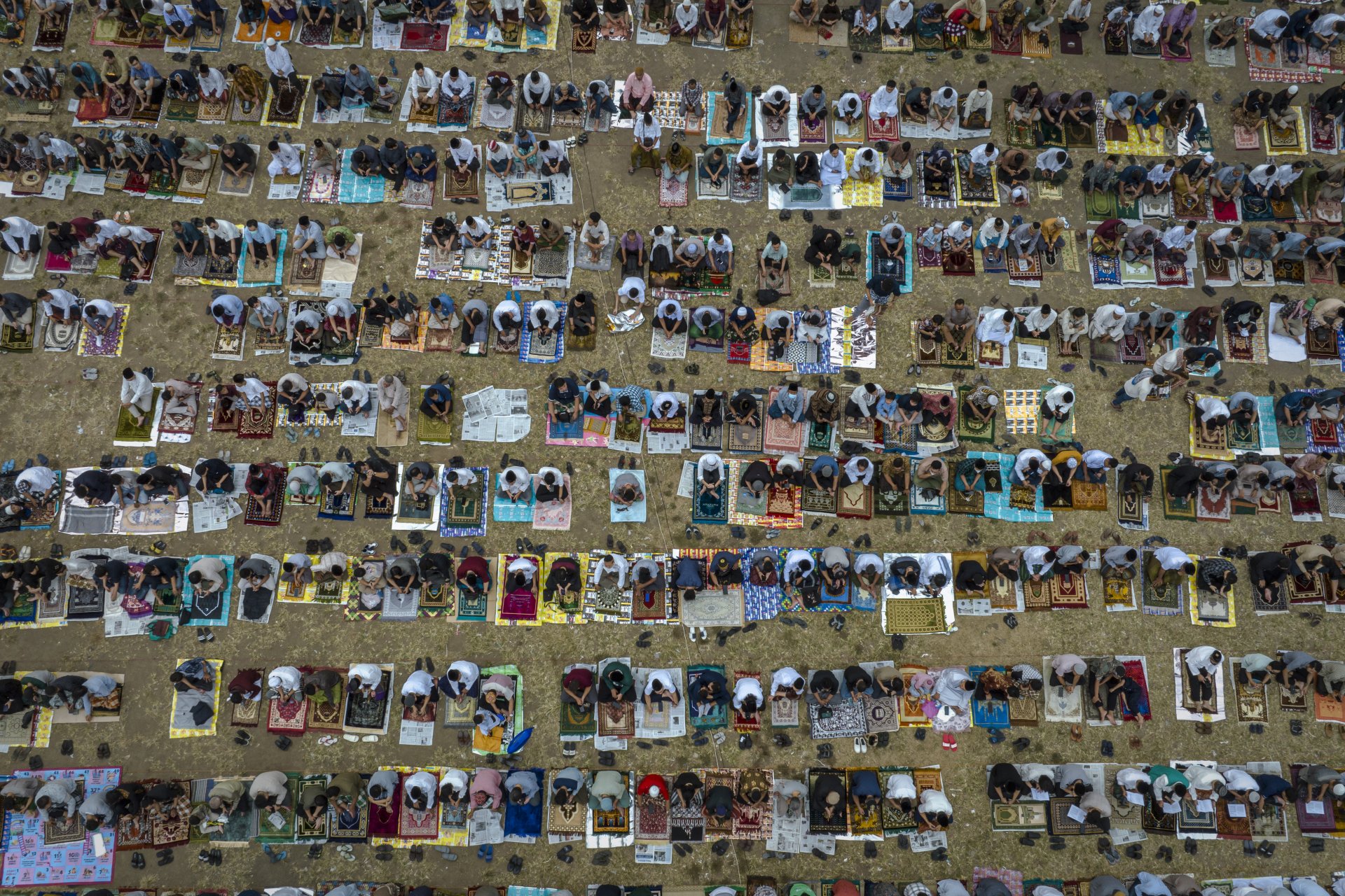 Индонезийските мюсюлмани по време на молитвата Eid al-Adha на южния градски площад, известен като "Алун-алун кидул", на 28 юни 2023 г. в Джокякарта, Индонезия. Мюсюлманите
