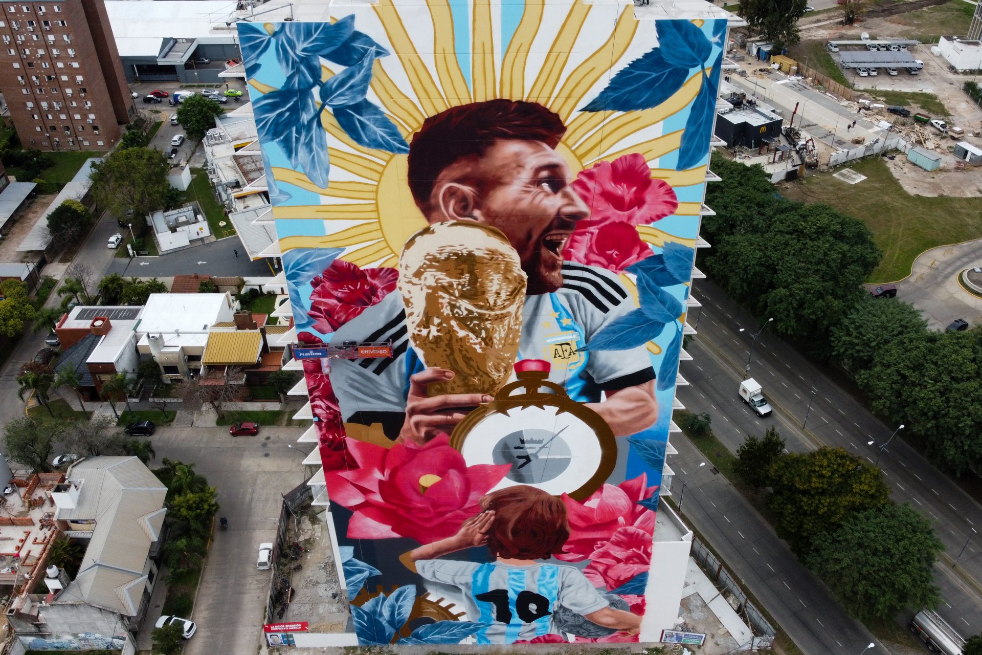 Въздушен изглед на гигантски стенопис от художника Кобре, изобразяващ аржентинския футболист Лионел Меси с трофея от Световната купа на 29 юни 2023 г. в Санта Фе, Аржентина. Стрийт артиста създаде рекорден стенопис с височина 75 метра. 
