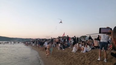 Хеликоптер летя ниско над плаж "Градина" и пуска банкноти с лика на Тодор Живков (видео)
