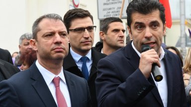 Преди ден Петков написа във Facebook Повечето хора знаят че