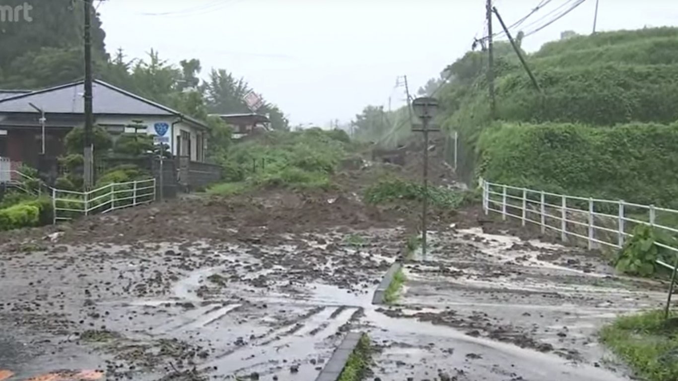 Потоп в Чикаго, опасни свлачища в Япония - евакуират половин милион души (видео)