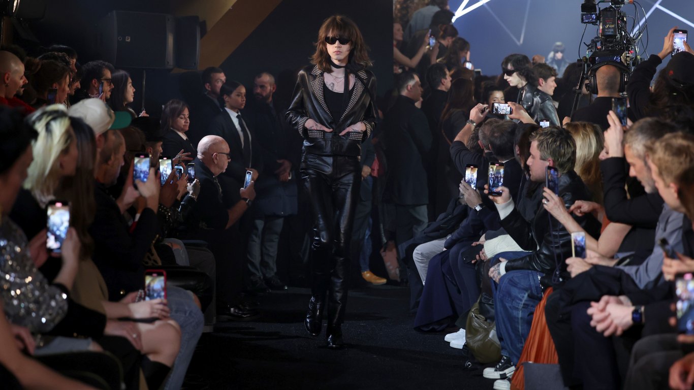 Модна къща "Селин" отмени дефилето си на Седмицата на парижката мода