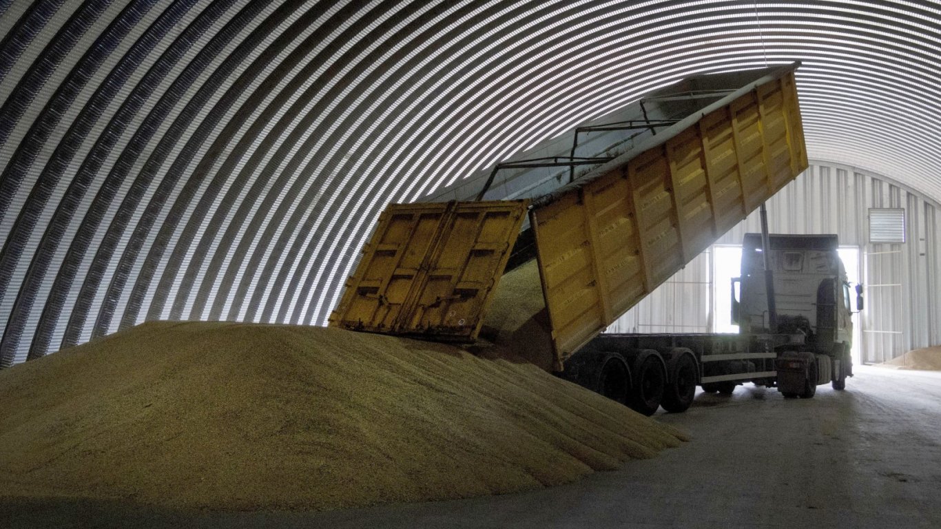 Петорката иска от ЕС не само забрана за внос на украинско зърно, но и пътища за транзита му