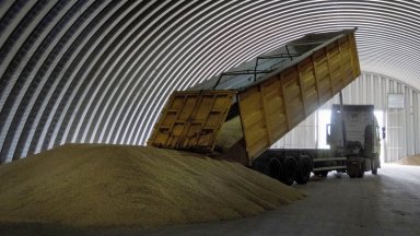 Освен забраната за украинско зърно, петорката иска от ЕС и пари за транзита му