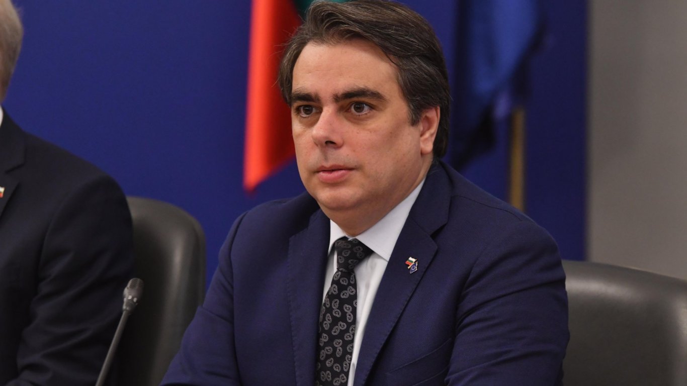 Асен Василев: Не виждам причина да се отнеме лицензът на "Лукойл" в рафинерията в Бургас