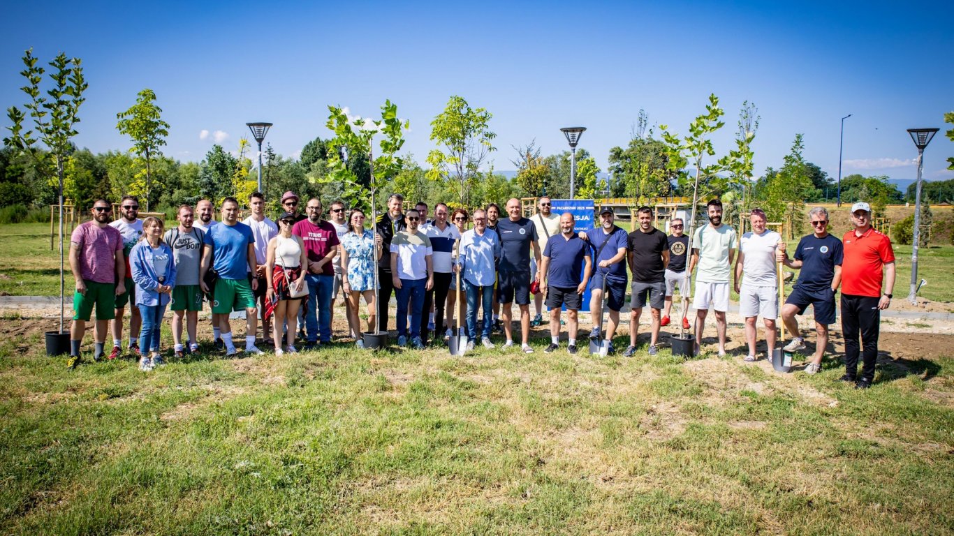Спортните журналисти от Югоизточна Европа засадиха чинари в "Градината на света" в Пазарджик