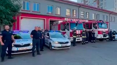 "Отново сме забравени": Полицаи и пожарникари пуснаха сигнални лампи на протест в София