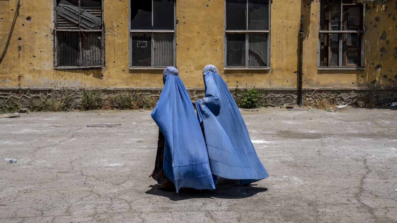 Талибаните затварят фризьорските салони за жени в Афганистан