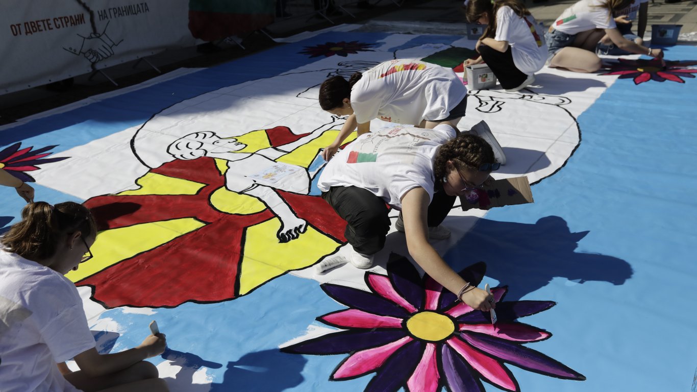 Деца от България и Северна Македония рисуваха заедно в София, Радев ги посрещна на "Дондуков" 2
