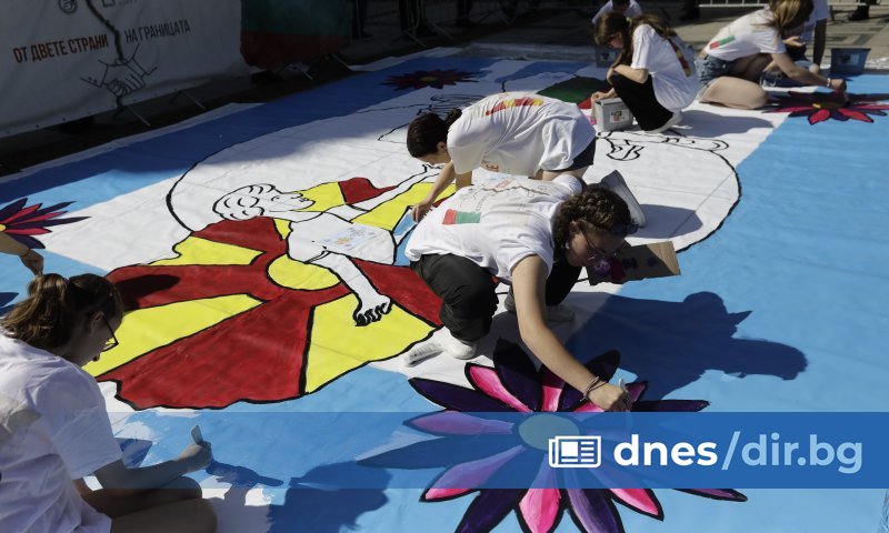 Заедно децата изрисуваха на платно с размер 5 на 6