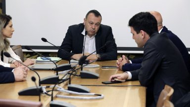 Според решението за създаването ѝ съставът трябва да е от