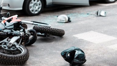 Моторист загина, а четирима са ранени след сблъсък с автомобил на изхода на Петрич