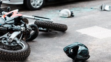 Мотористът е транспортиран в болница след катастрофа с лек автомобил