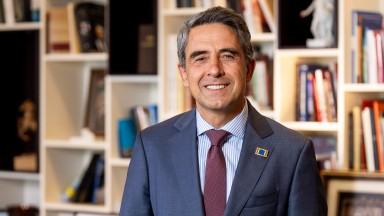 Държавата е дълбоко разделена политически противопоставена в братоубийствени битки скандали