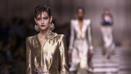 "Armani Privè" представи бляскава колекция в Париж, показвайки ослепителни облекла