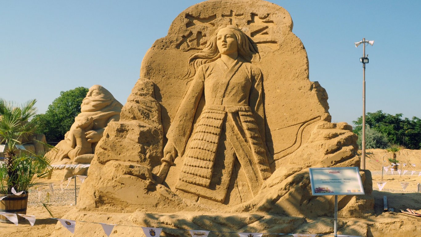 Откриха Фестивала на пясъчните скулптури в Бургас (снимки)