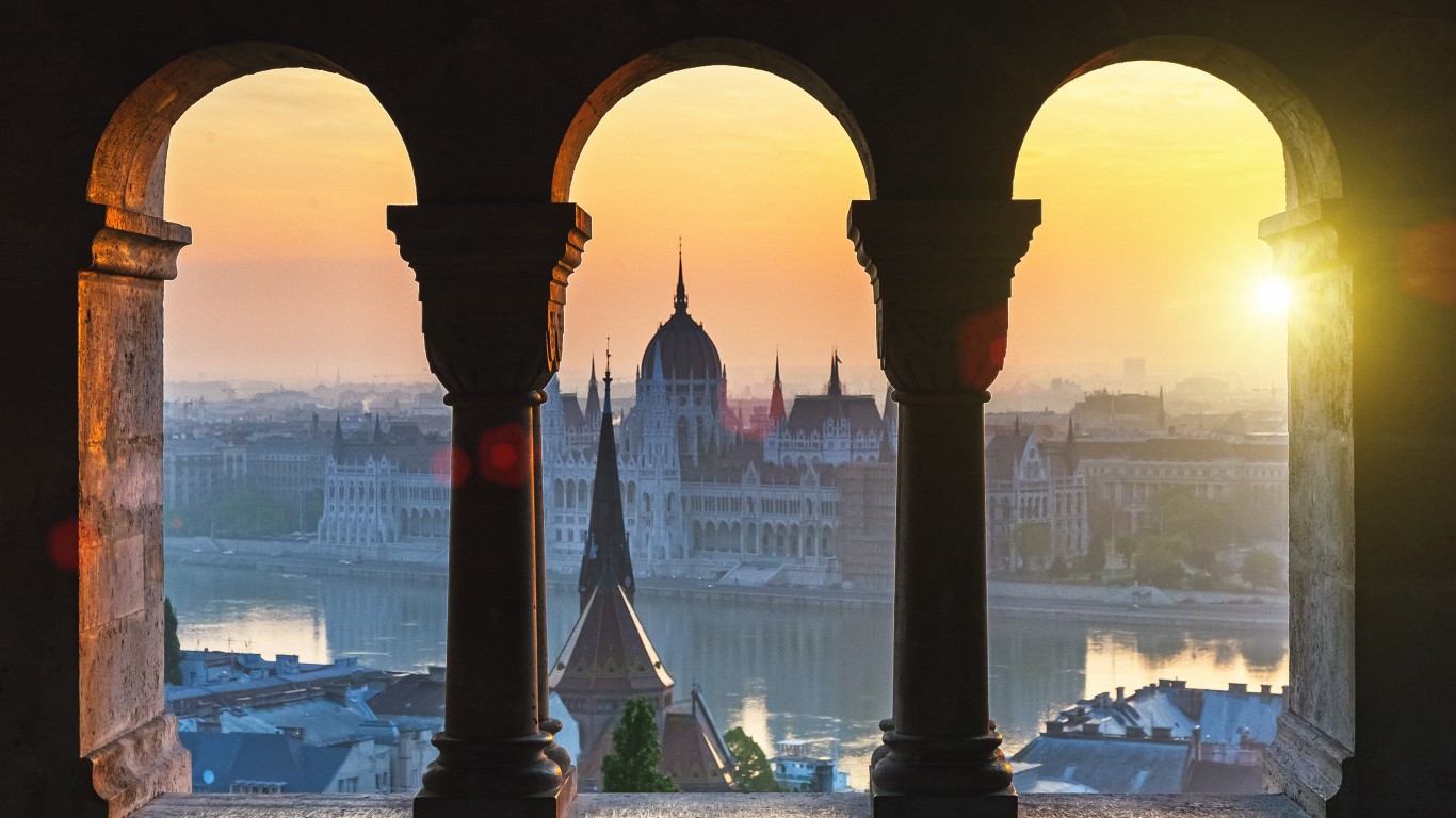 Барове в руини, футбол с копчета и флипер магьосници от мрачно минало, Будапеща пази и помни историята