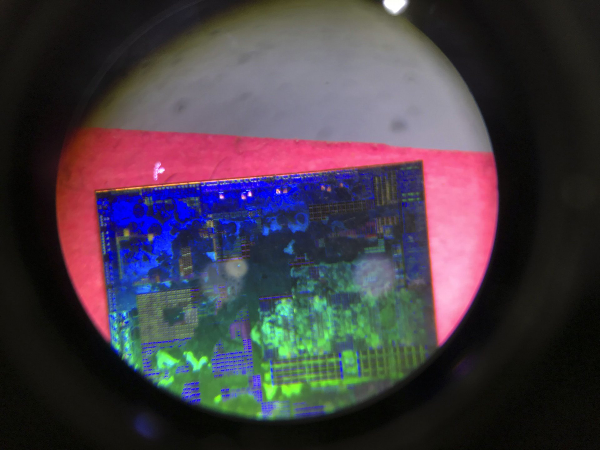 Китайски микрочип, видян през микроскоп
