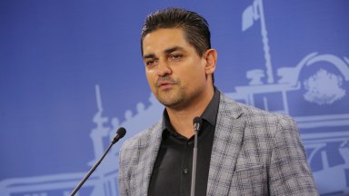 Наред с номинацията си за местния вот той анонсира и