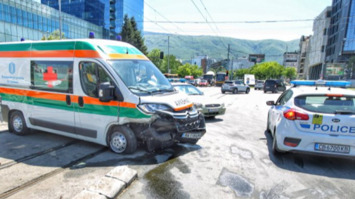 19-годишен шофьор отнесе линейка в Пазарджик, спешен медик е ранен