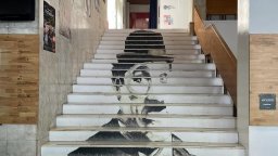 След заличения лик на Чарли Чаплин от Дома на киното започва серия от дискусии "Да се качим или да паднем от стълбите?"