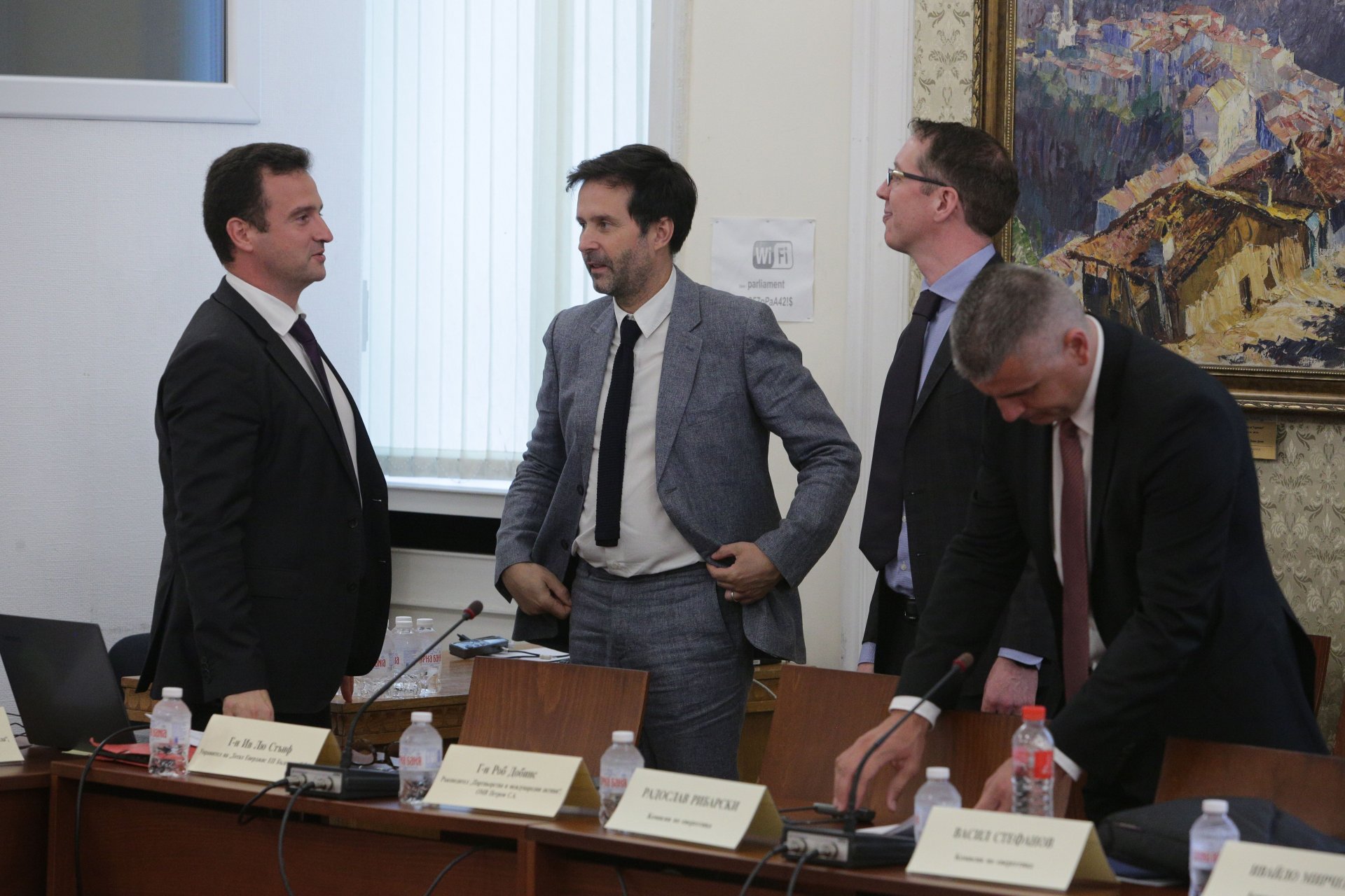 Депутатът от ГЕРБ-СДС Жечо Станков (л) и управителят на ТоталЕнерджис ЕП България Ив Лю Стънф (вторият отляво)