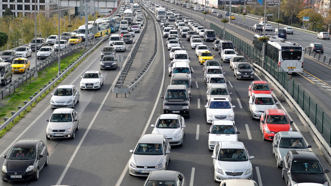 "Тих асфалт" ще намали с 10 децибела шума по пътищата в Истанбул